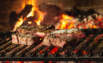Una barbacoa de ladrillo puede ser el punto focal de muchas fiestas en el jardín