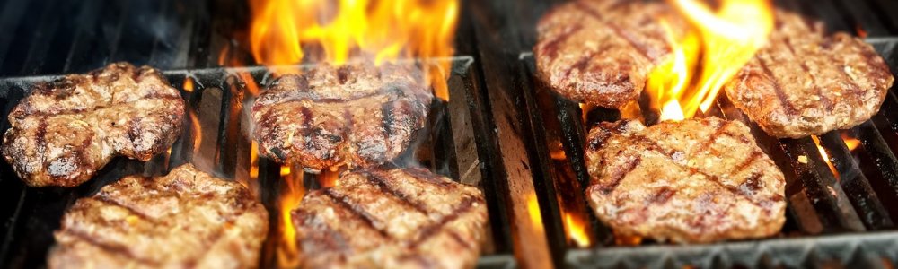 Una barbacoa de ladrillo con un ahumadero: ¿cómo combinar funcionalidad y estética?